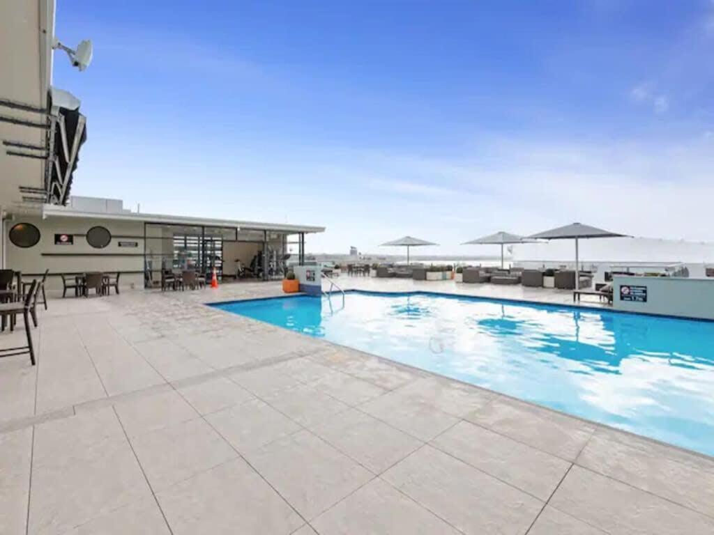 Apartment Stunning View With Balcony - Gym, Pool And Free Parking! *
