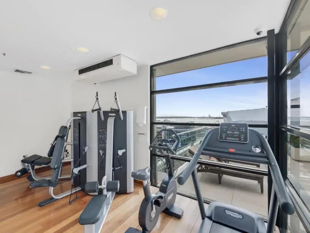Stunning View With Balcony - Gym, Pool And Free Parking! * Auckland
