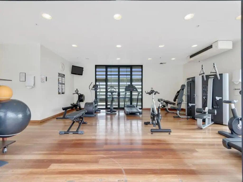 Stunning View With Balcony - Gym, Pool And Free Parking! * Auckland