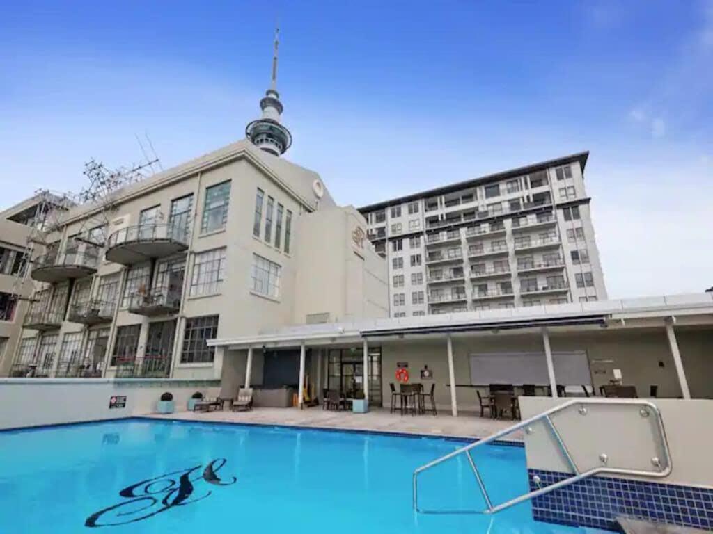 Apartment Stunning View With Balcony - Gym, Pool And Free Parking! *