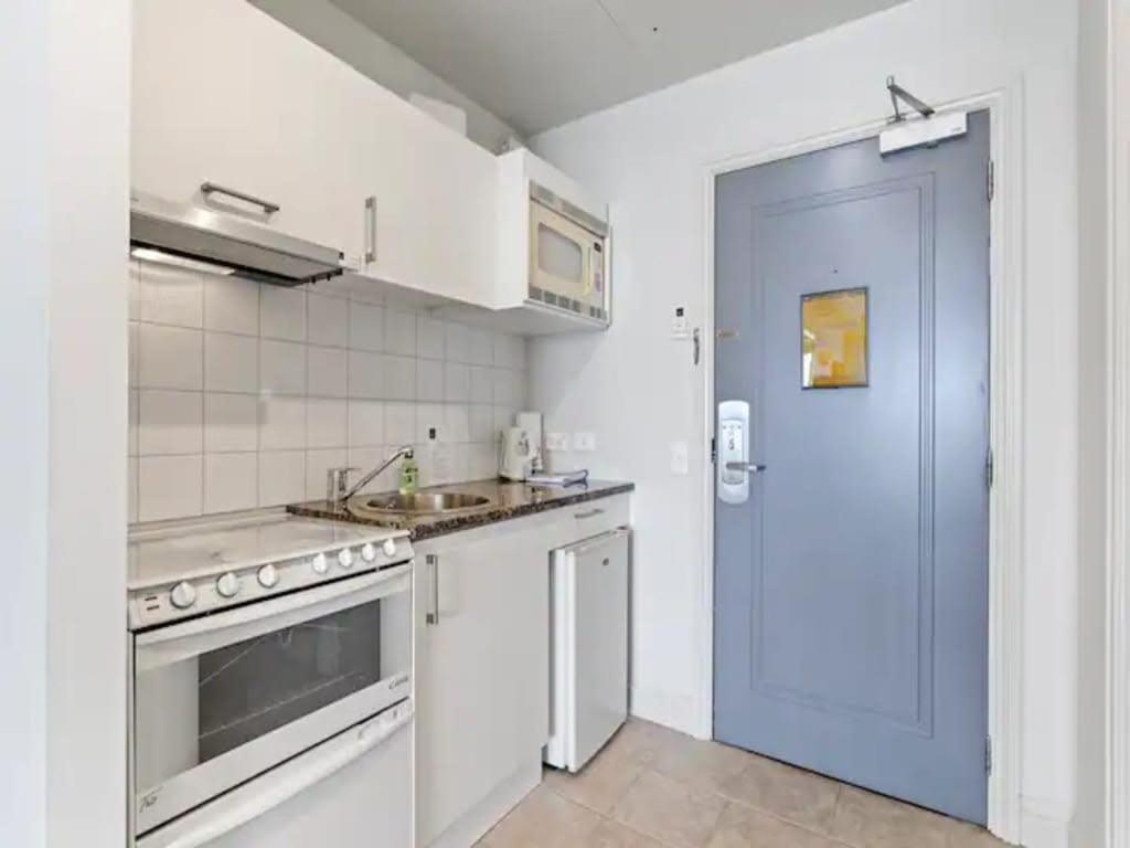 Stunning View With Balcony - Gym, Pool And Free Parking! * Auckland