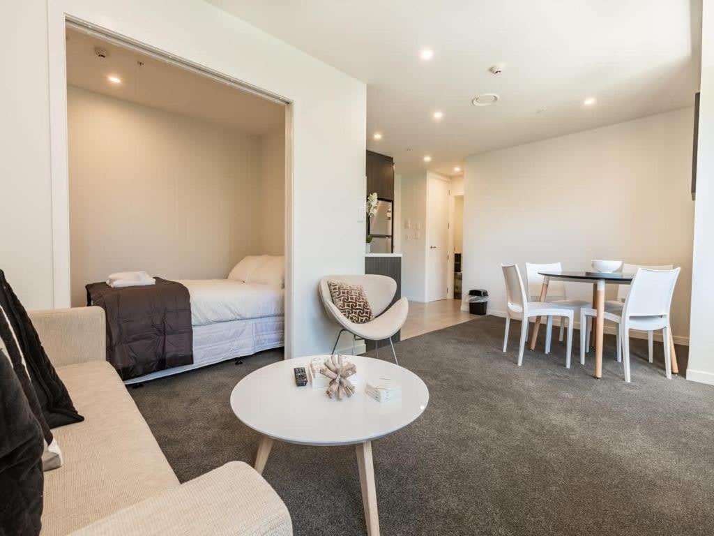 Beautiful Two Bedroom Next To Myers Park Apartment