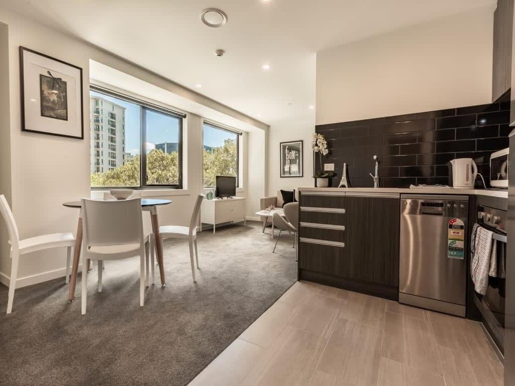 Beautiful Two Bedroom Next To Myers Park *