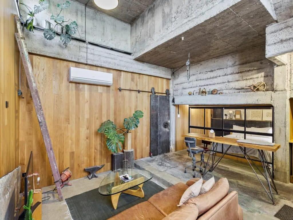 Apartment Unique Industrial-style In