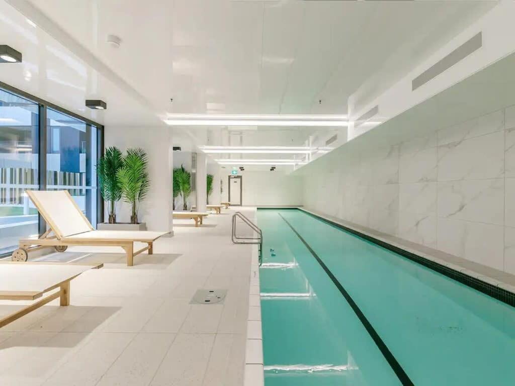 Cosy Two Bedroom With Balcony Pool And Gym