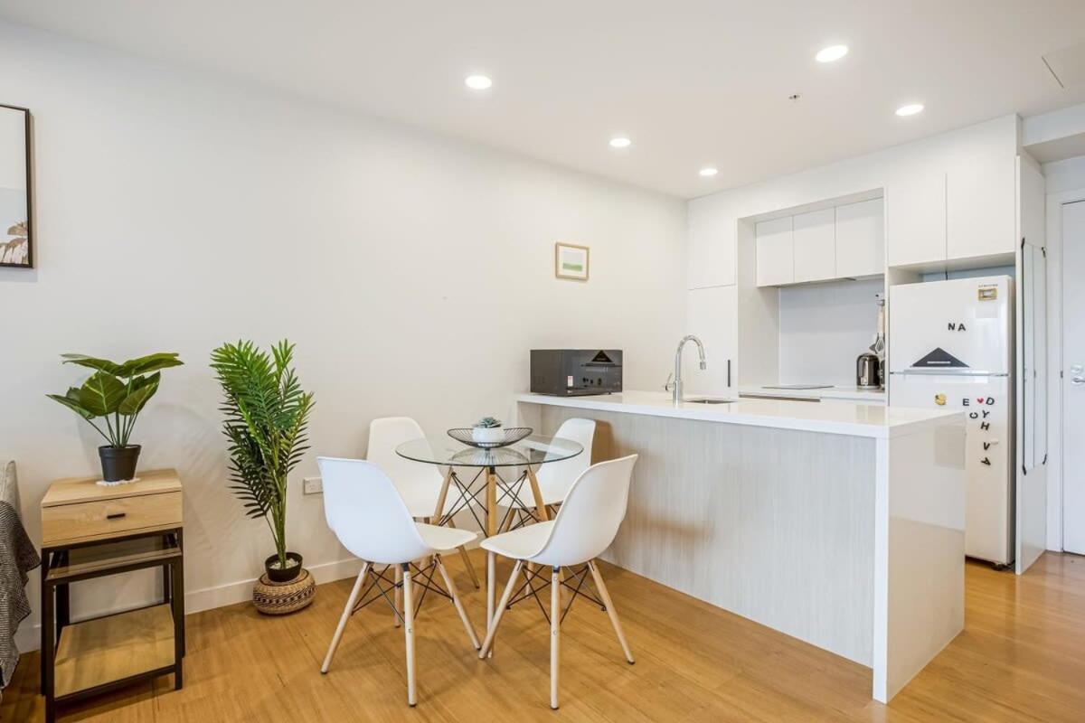 Cosy Two Bedroom With Balcony Pool And Gym Apartment