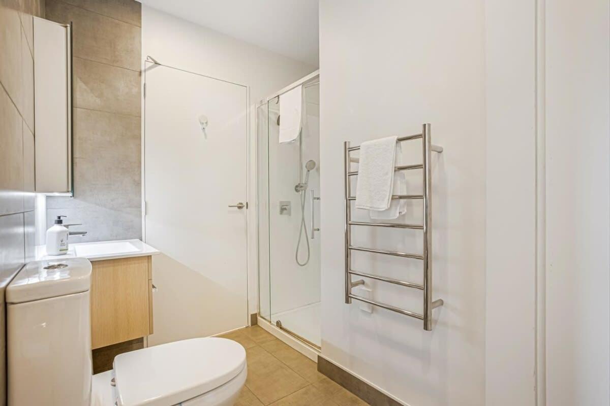 Cosy Two Bedroom With Balcony Pool And Gym Auckland