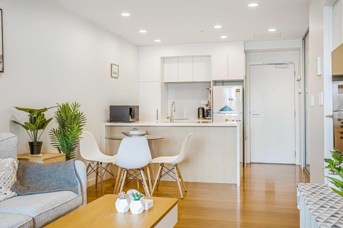Apartment Cosy Two Bedroom With Balcony Pool And Gym Auckland