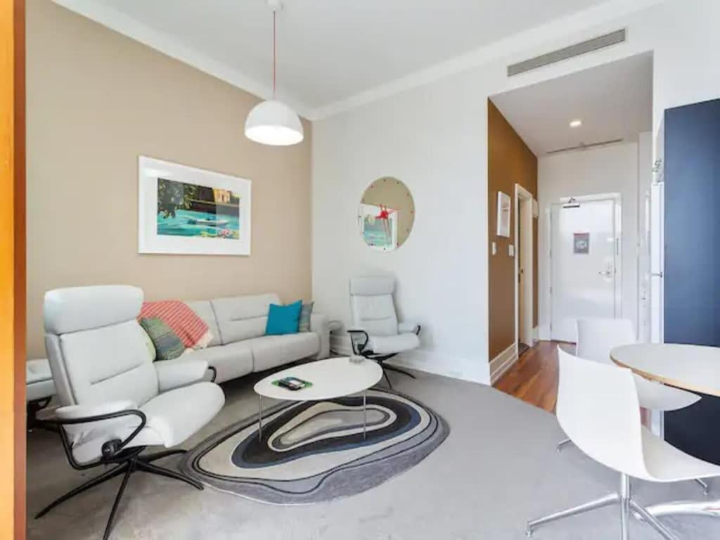 Apartment Lovely Bright With Balcony Pool And Gym *