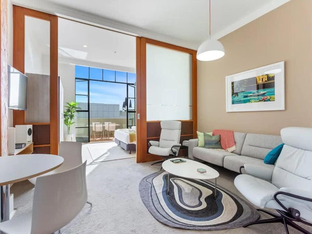 Lovely Bright With Balcony Pool And Gym *