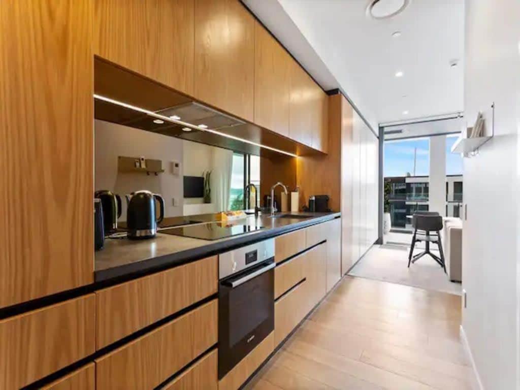 Sleek Modern With Balcony * Auckland