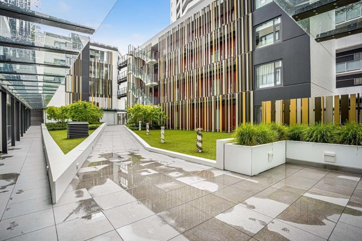 Apartment Cosy Two Bedroom With Balcony Pool And Gym