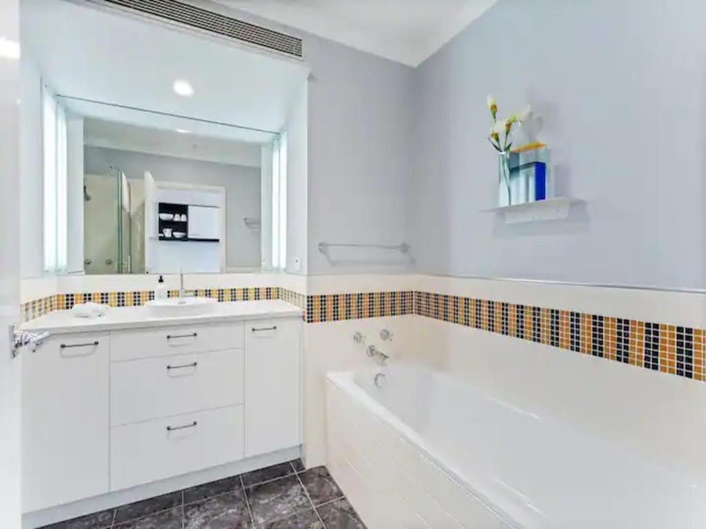 Lovely Bright With Balcony Pool And Gym Auckland