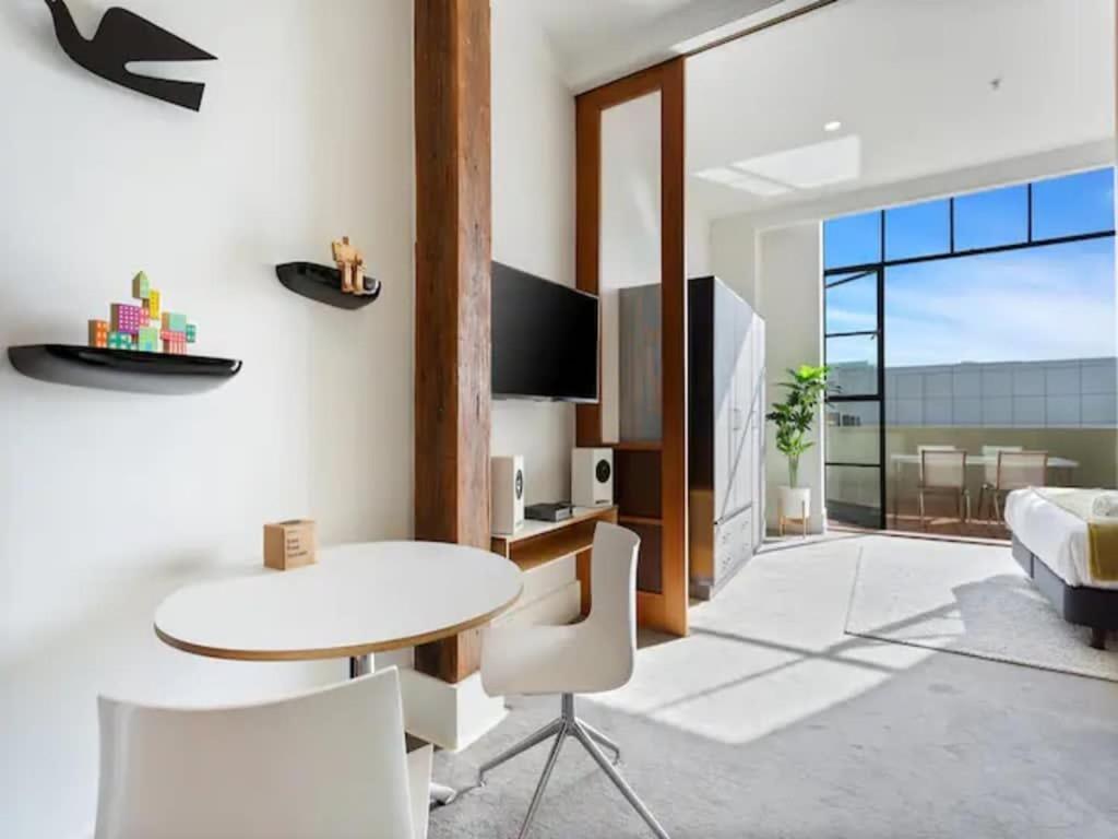 Lovely Bright With Balcony Pool And Gym Apartment *