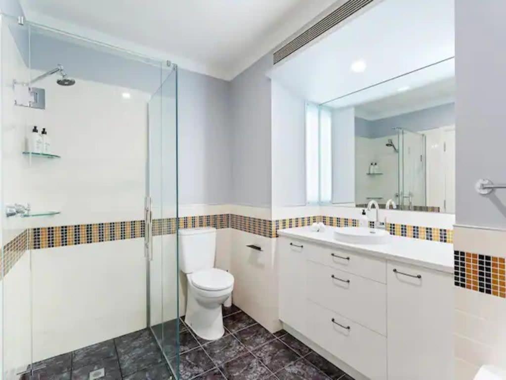 Lovely Bright With Balcony Pool And Gym Apartment *