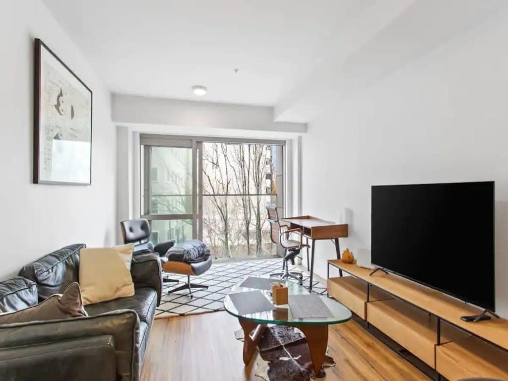 Apartment Modern With Remote Working Space