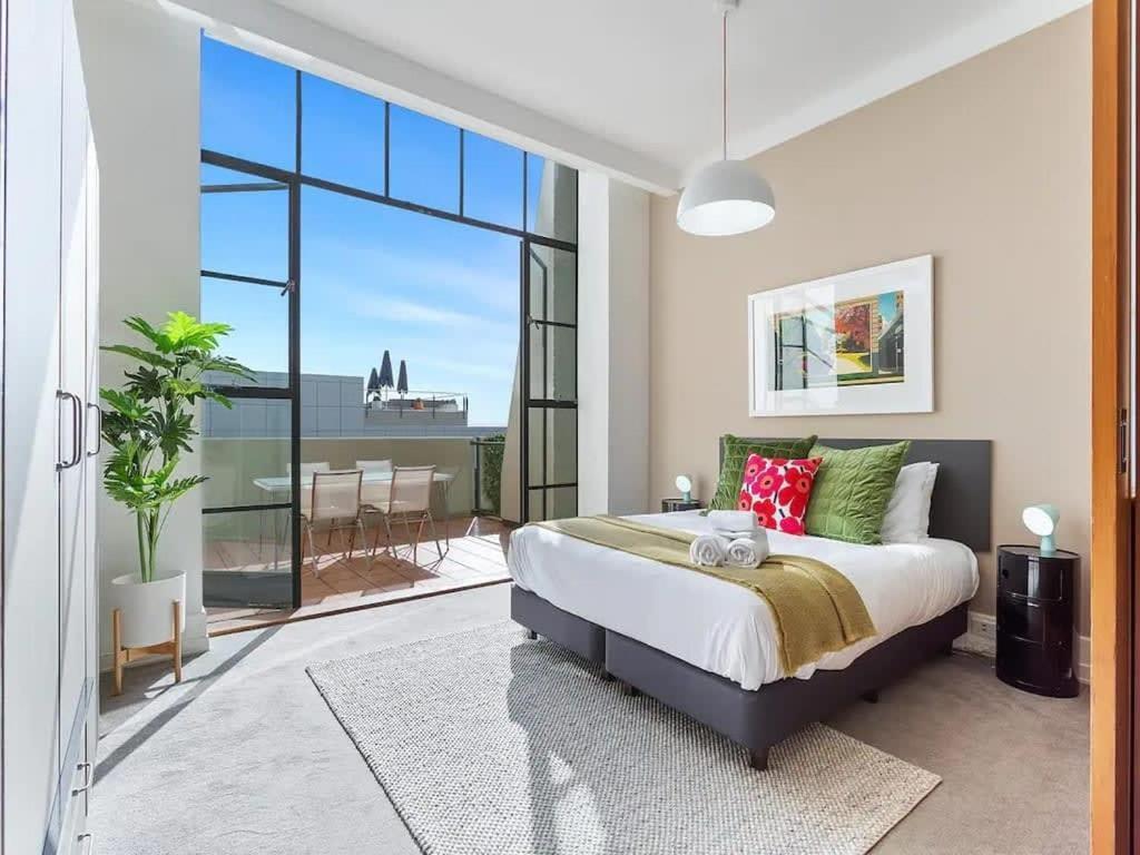 Lovely Bright With Balcony Pool And Gym Apartment *