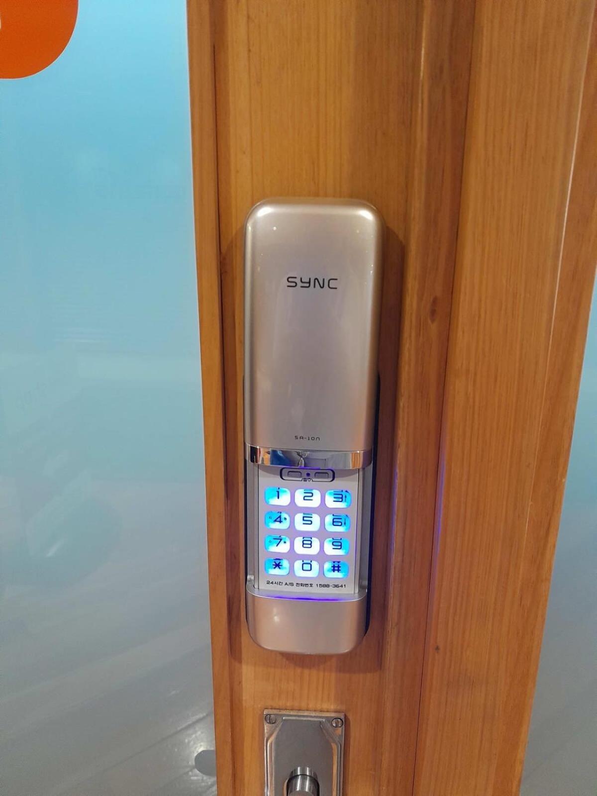 Lovely Bright With Balcony Pool And Gym Apartment Auckland