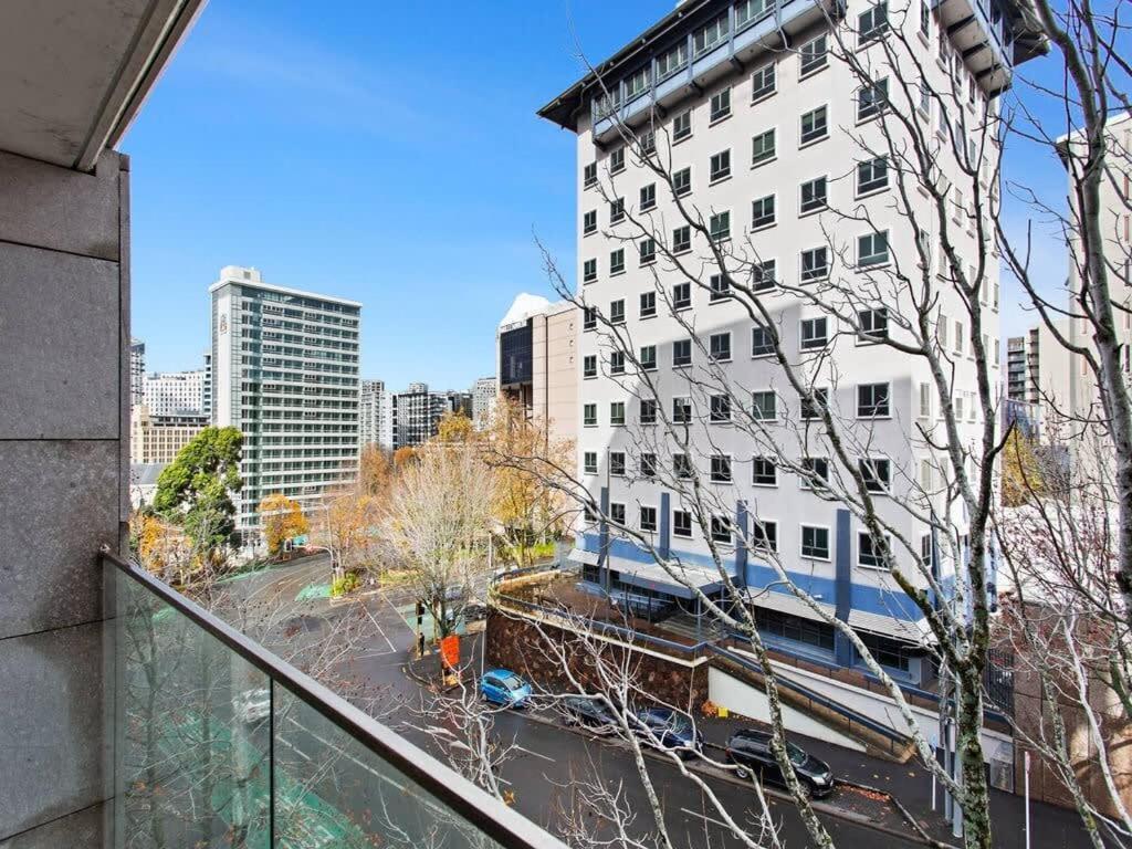 Apartment Modern With Remote Working Space