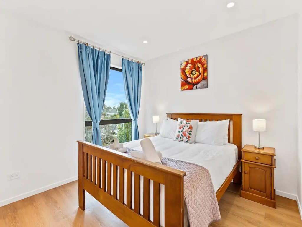 Stunning Three Bedroom Townhouse With Free Parking Auckland