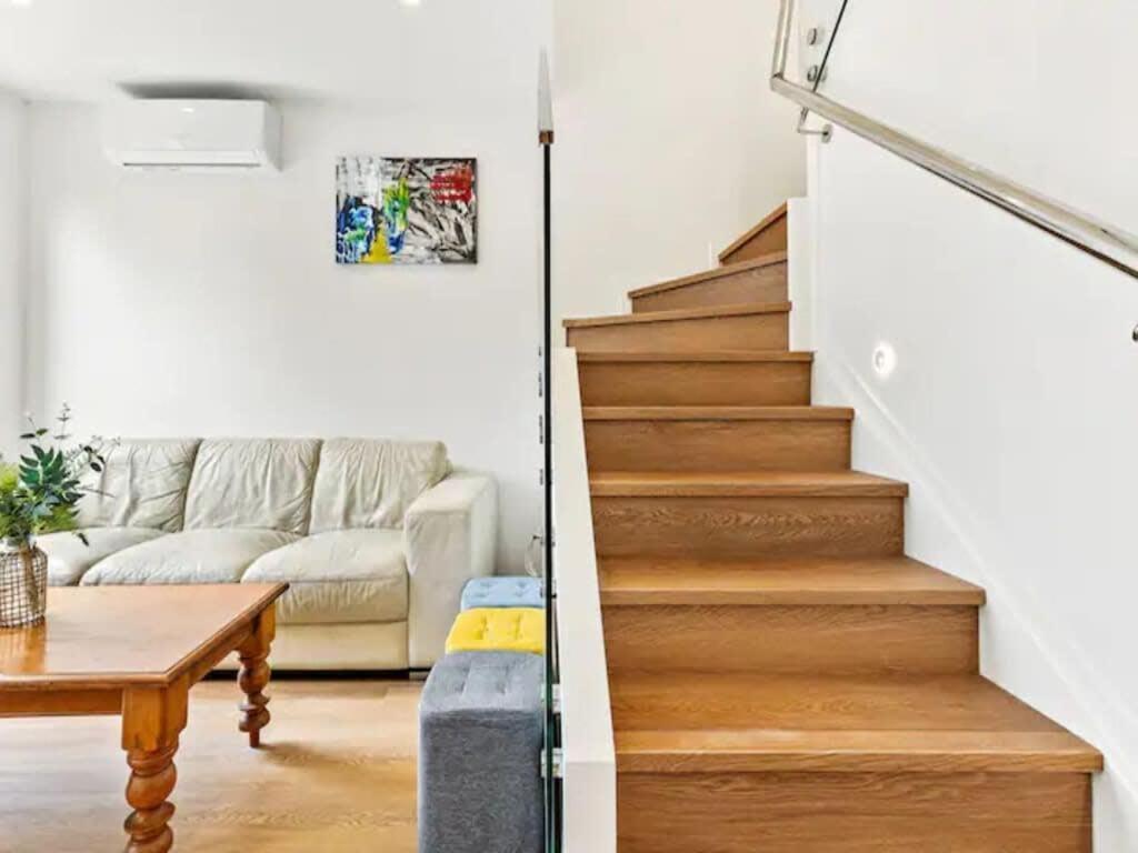 Holiday home Stunning Three Bedroom Townhouse With Free Parking *