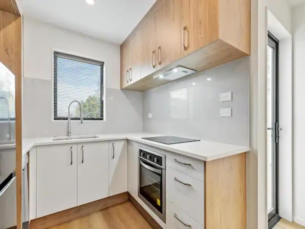 Stunning Three Bedroom Townhouse With Free Parking *
