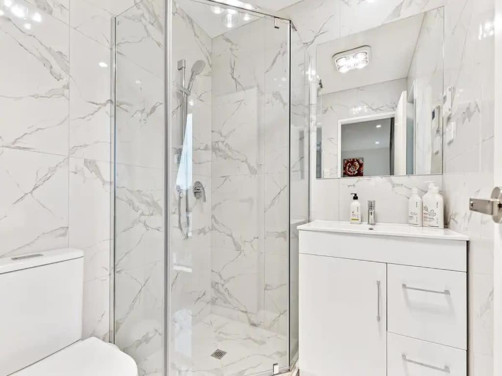 Stunning Three Bedroom Townhouse With Free Parking