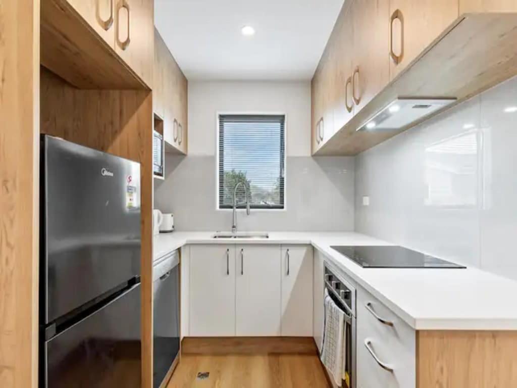 Stunning Three Bedroom Townhouse With Free Parking Auckland