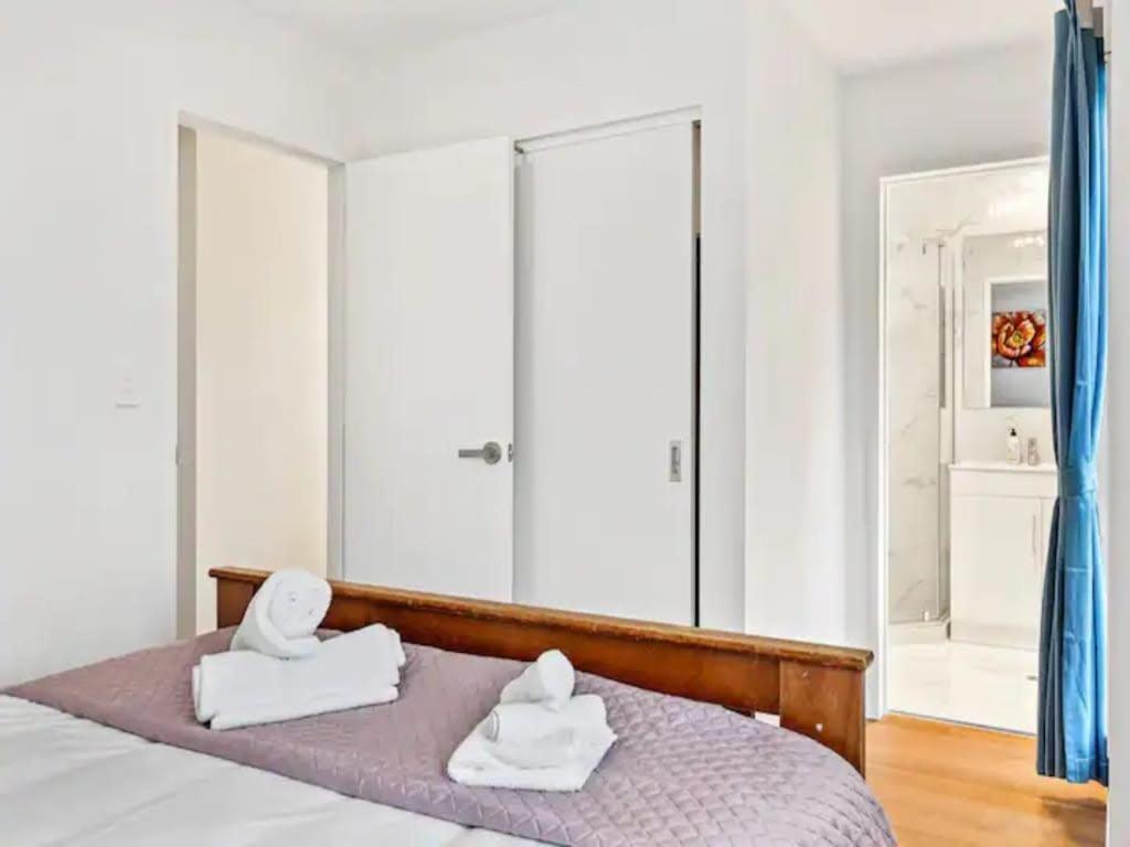 Stunning Three Bedroom Townhouse With Free Parking *