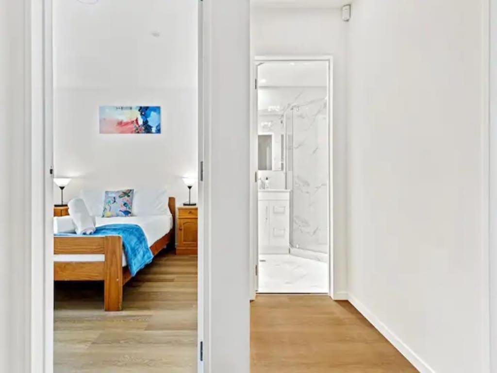 Stunning Three Bedroom Townhouse With Free Parking * Auckland