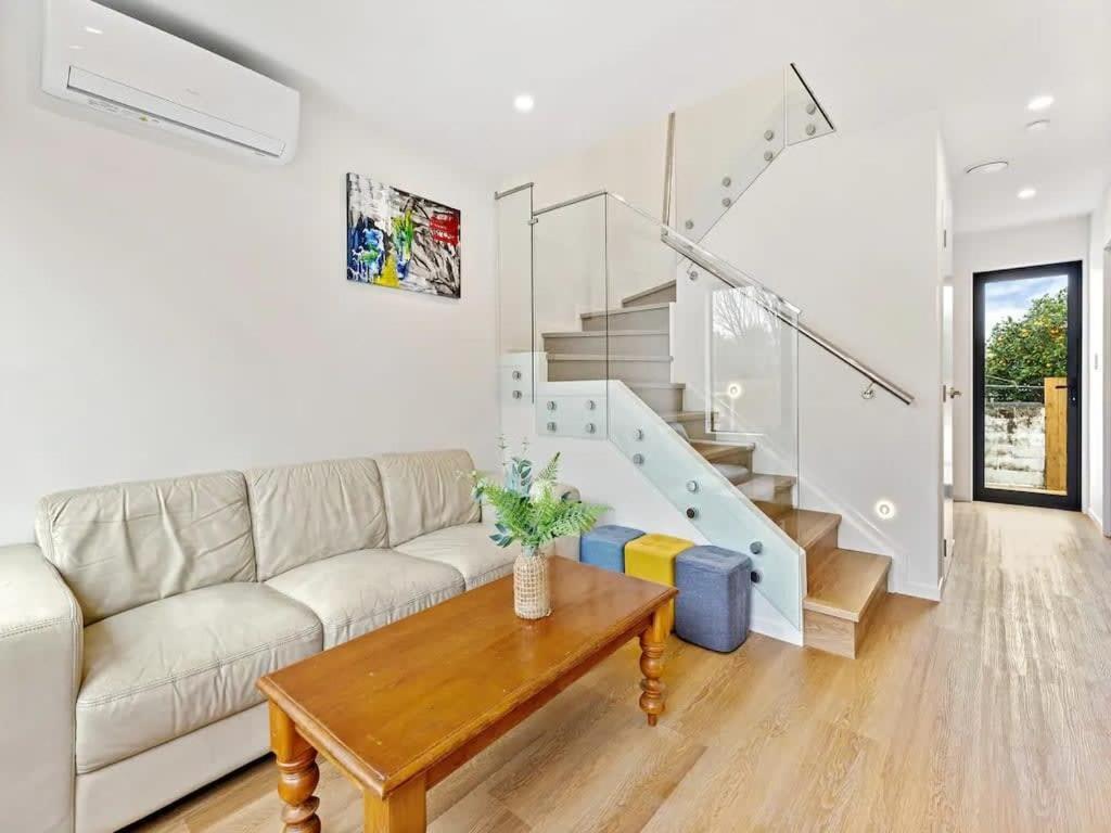 Stunning Three Bedroom Townhouse With Free Parking Holiday home