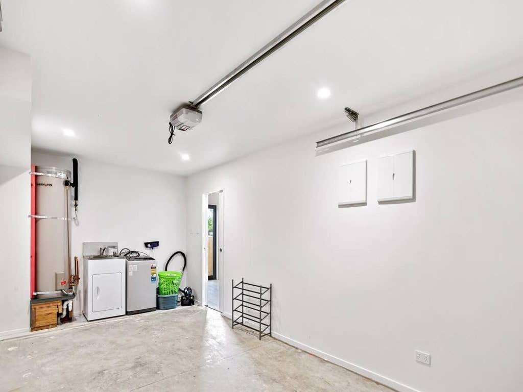 Stunning Three Bedroom Townhouse With Free Parking *