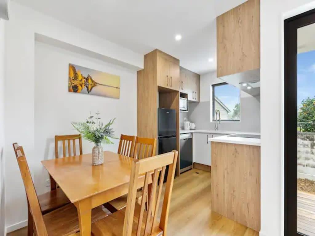 Stunning Three Bedroom Townhouse With Free Parking