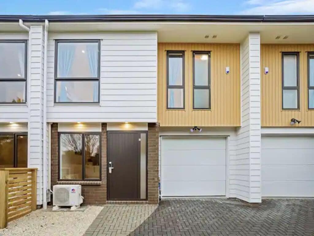 Stunning Three Bedroom Townhouse With Free Parking * Auckland