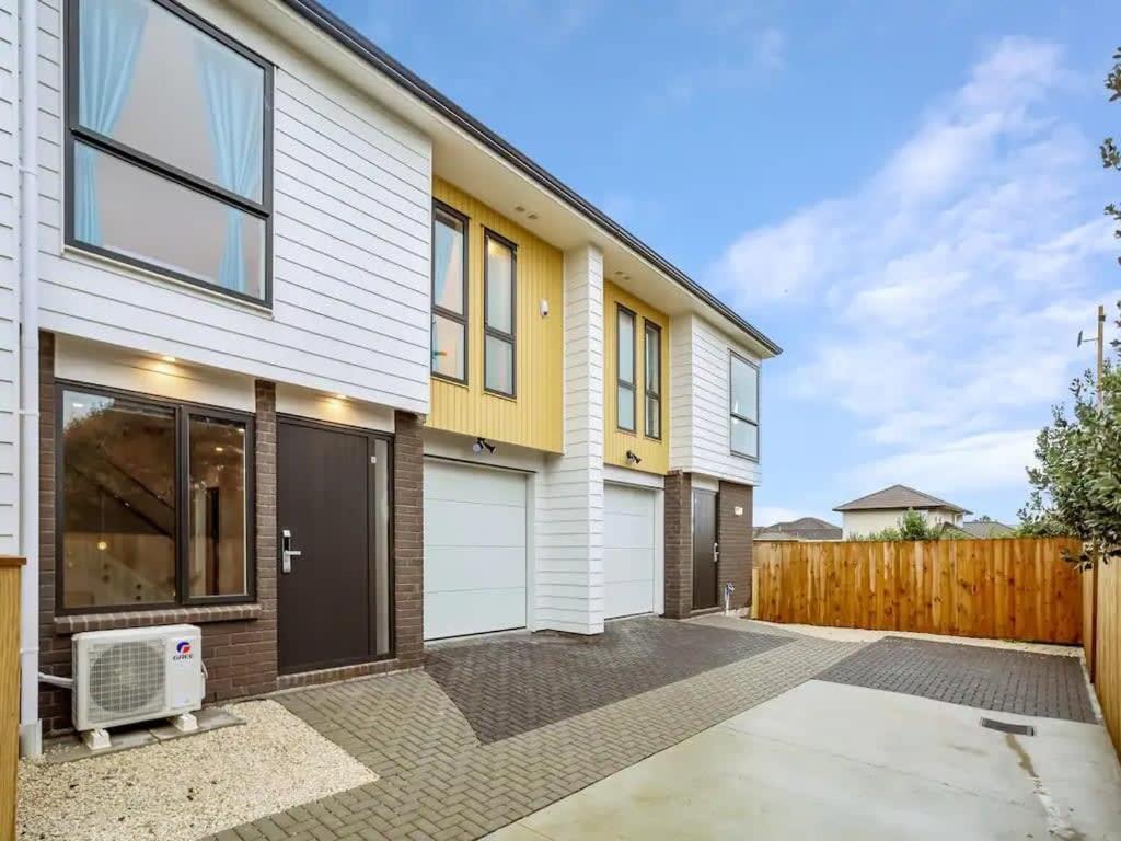 Holiday home Stunning Three Bedroom Townhouse With Free Parking *