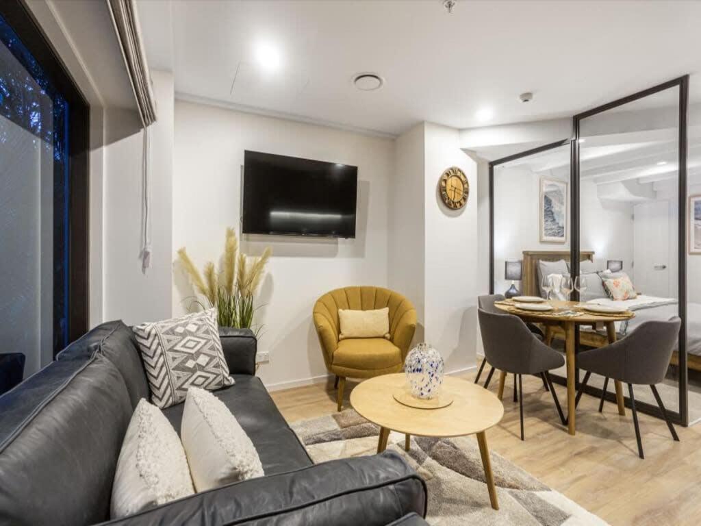 Brand New With Pool And Gym * Auckland