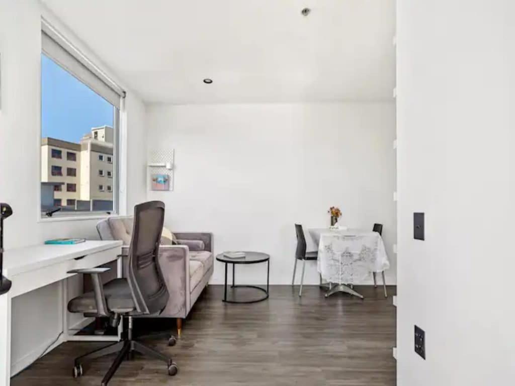 Modern One Bedroom In Apartment *