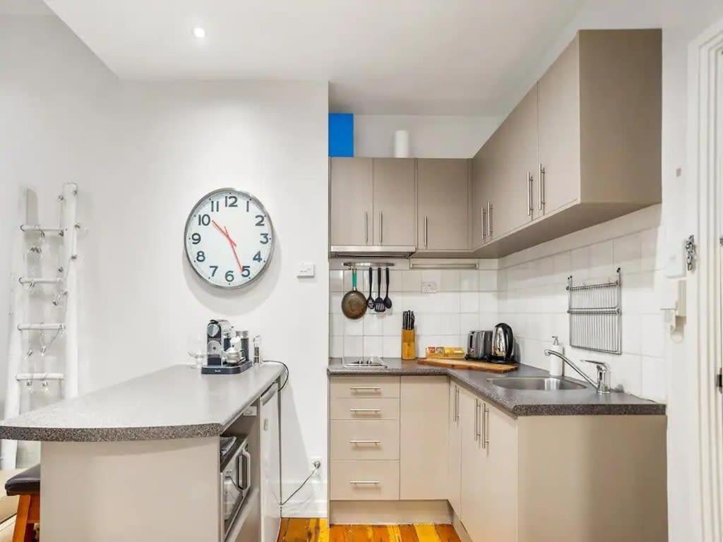 Stylish With Pool And Gym Auckland