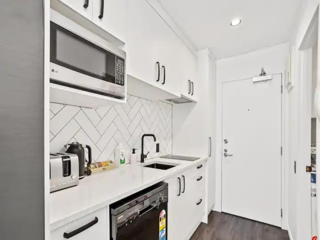 Modern One Bedroom In Apartment