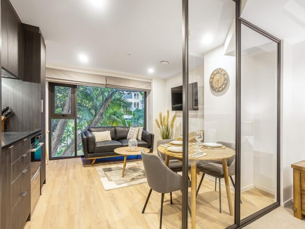 Brand New With Pool And Gym * Auckland