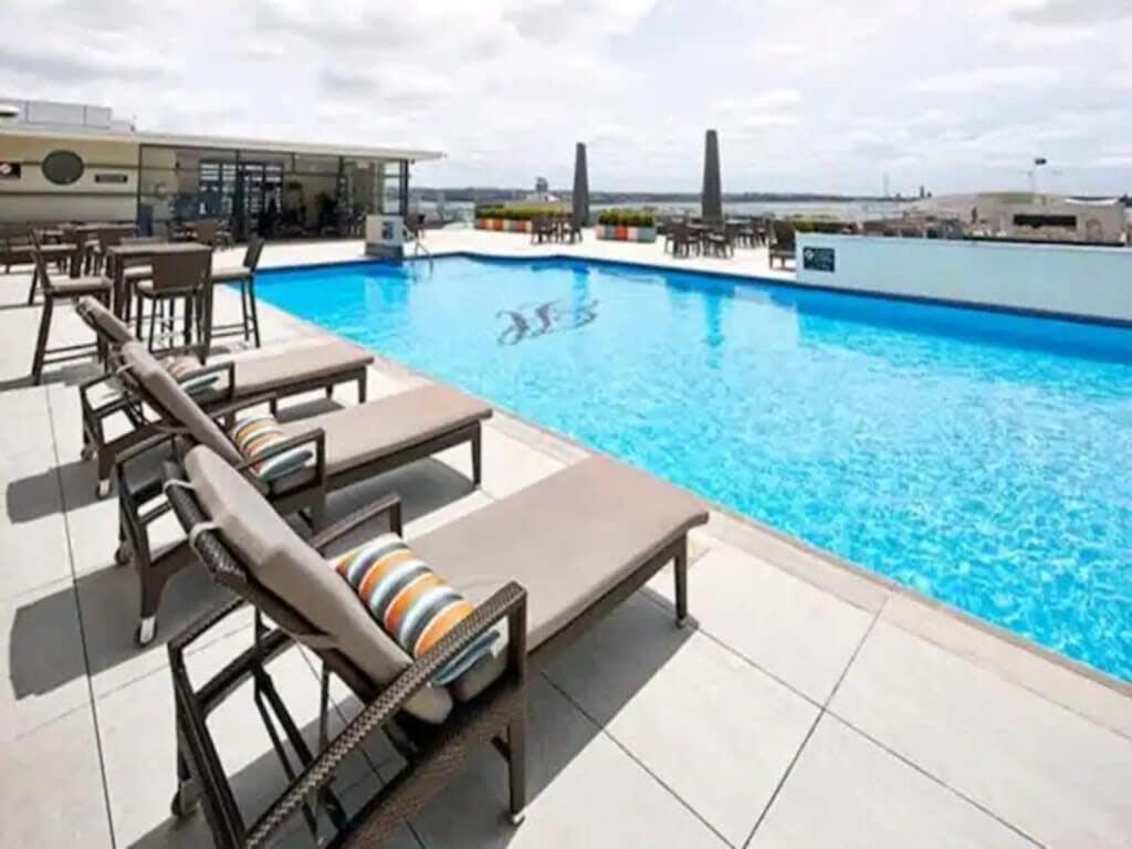 Stylish With Pool And Gym * Auckland