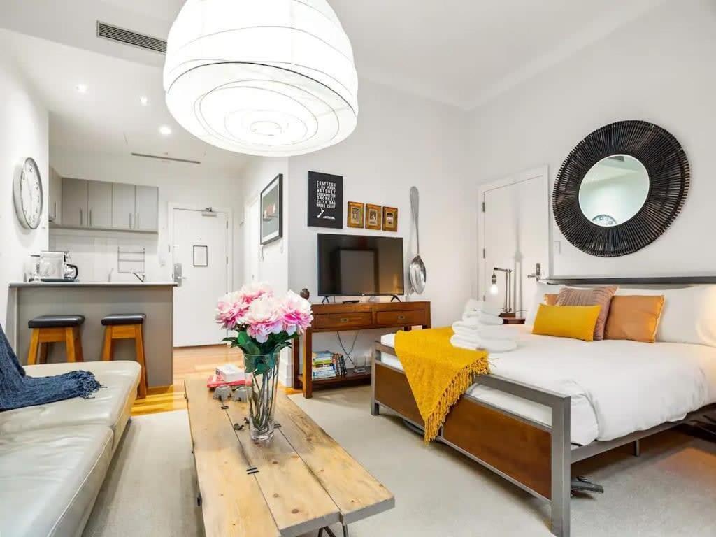 Stylish With Pool And Gym Apartment