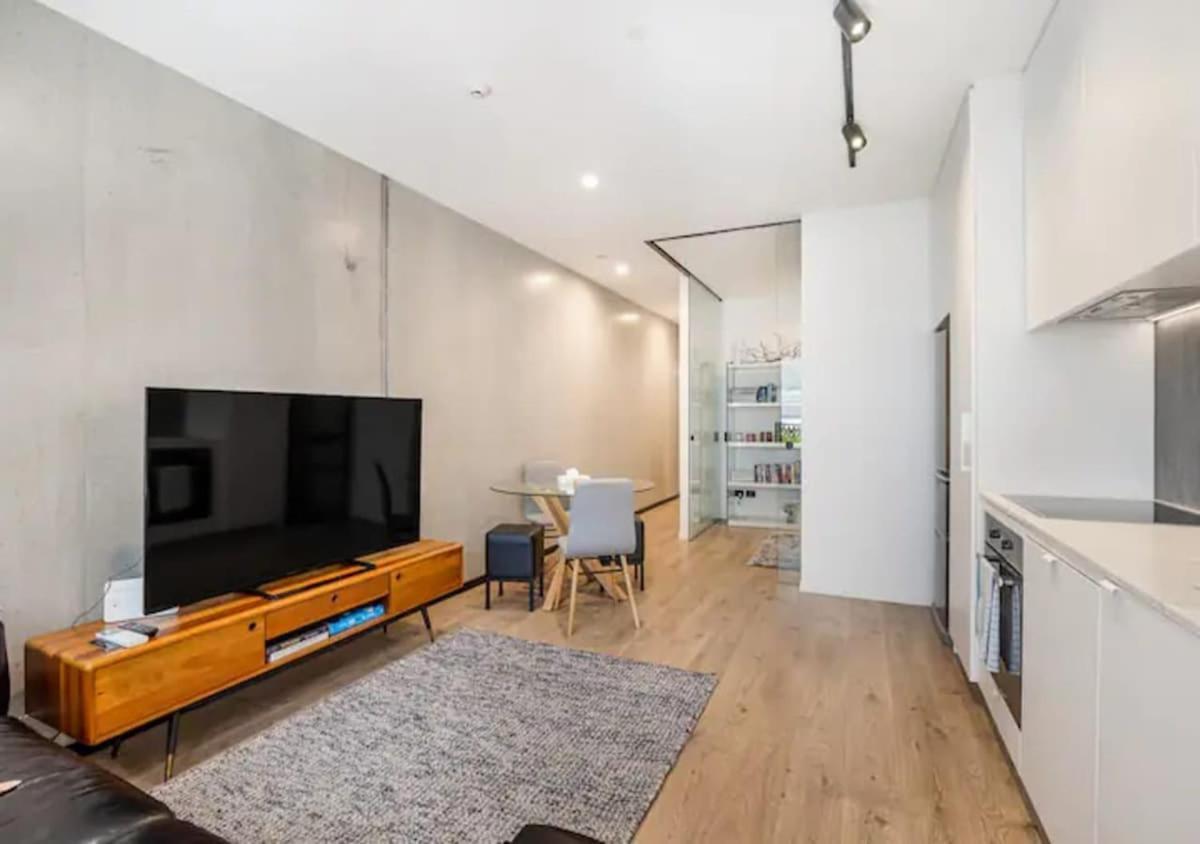 Classy And Contemporary Living Apartamento