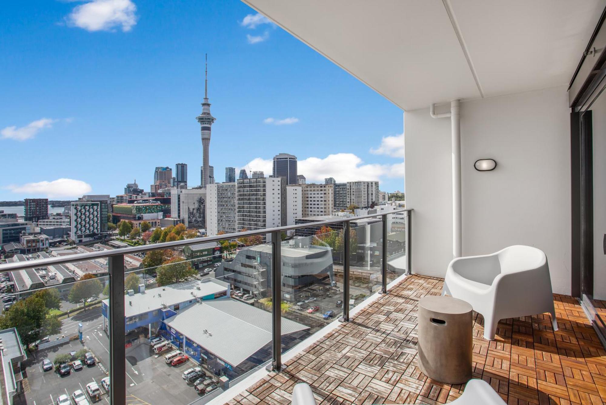 Skyline Serenade With Skycity View And Parking Apartment
