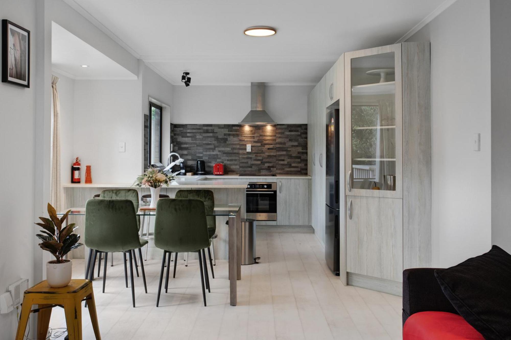 Sunnyside Townhouse With Rumpus, Parking And Deck Auckland