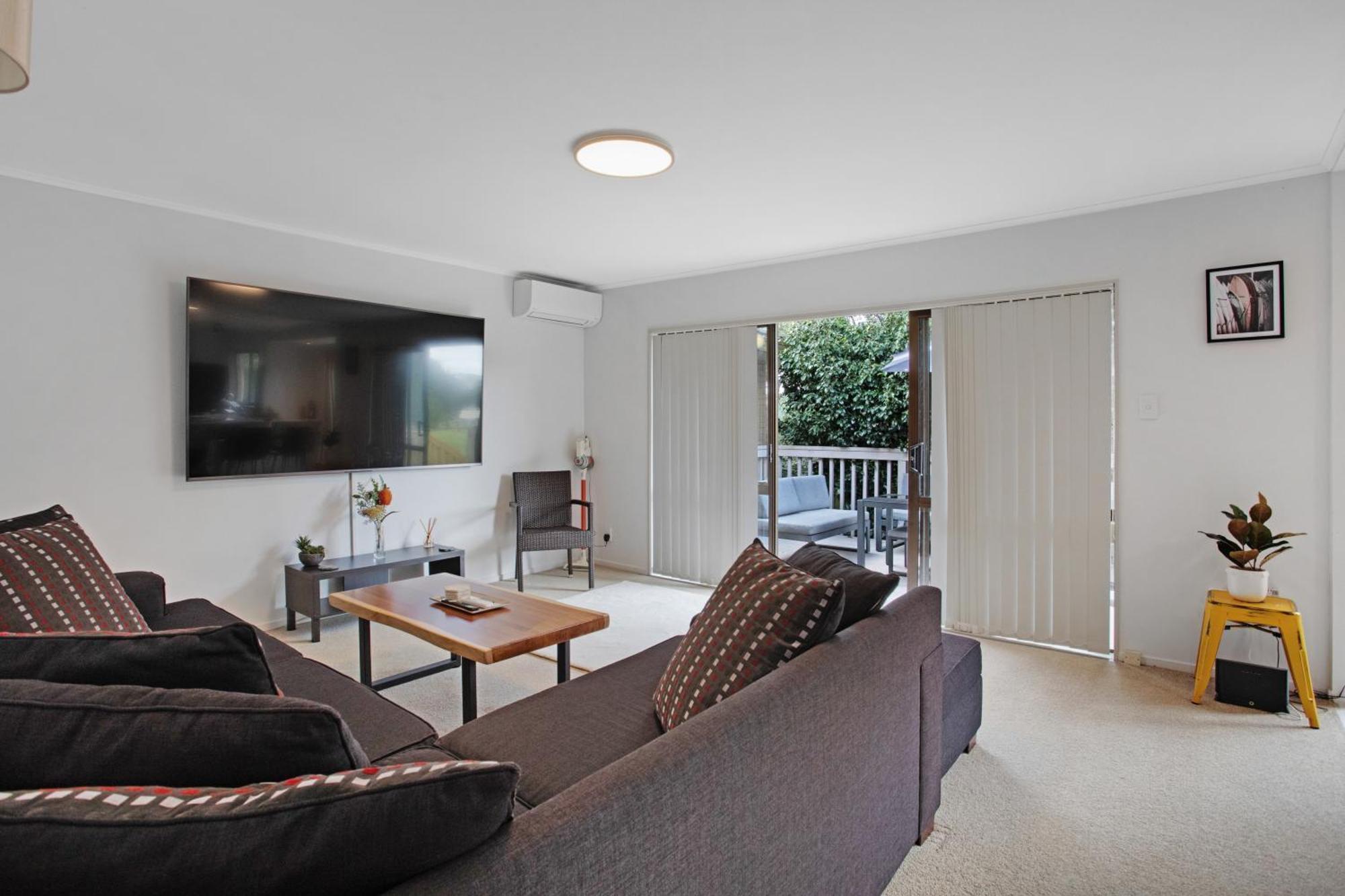 Sunnyside Townhouse With Rumpus, Parking And Deck
