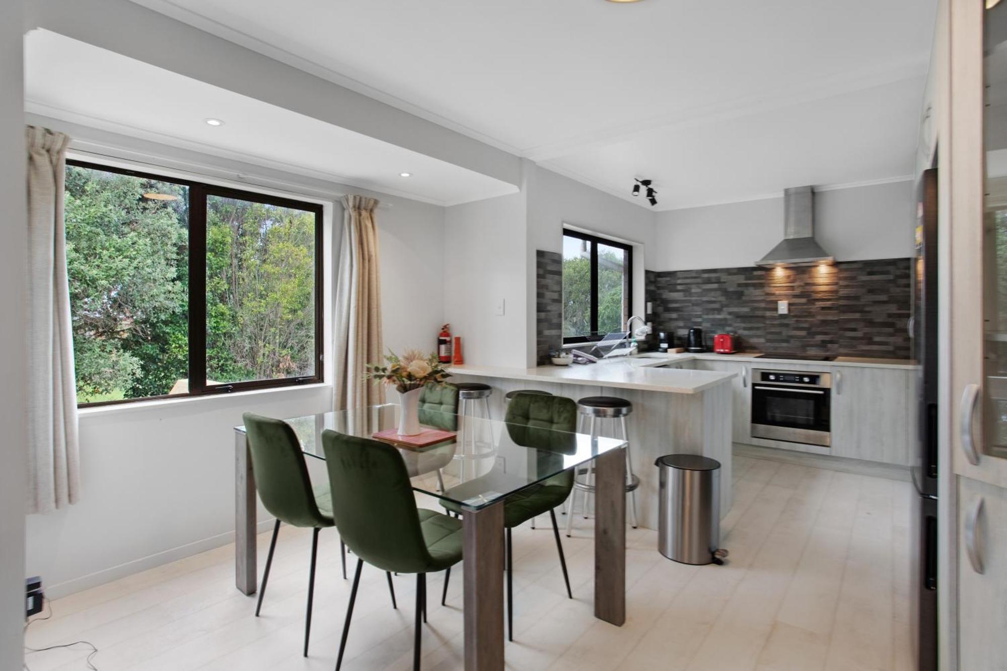 Sunnyside Townhouse With Rumpus, Parking And Deck