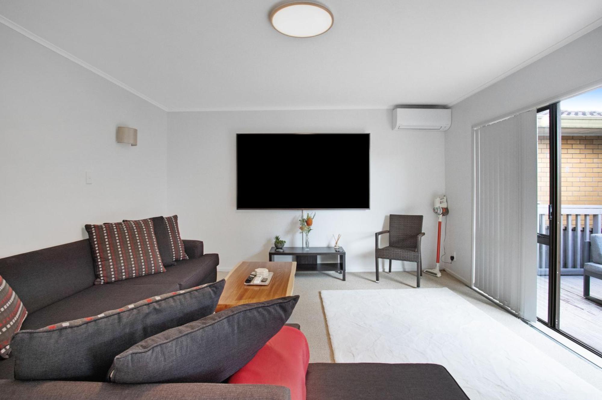Sunnyside Townhouse With Rumpus, Parking And Deck *