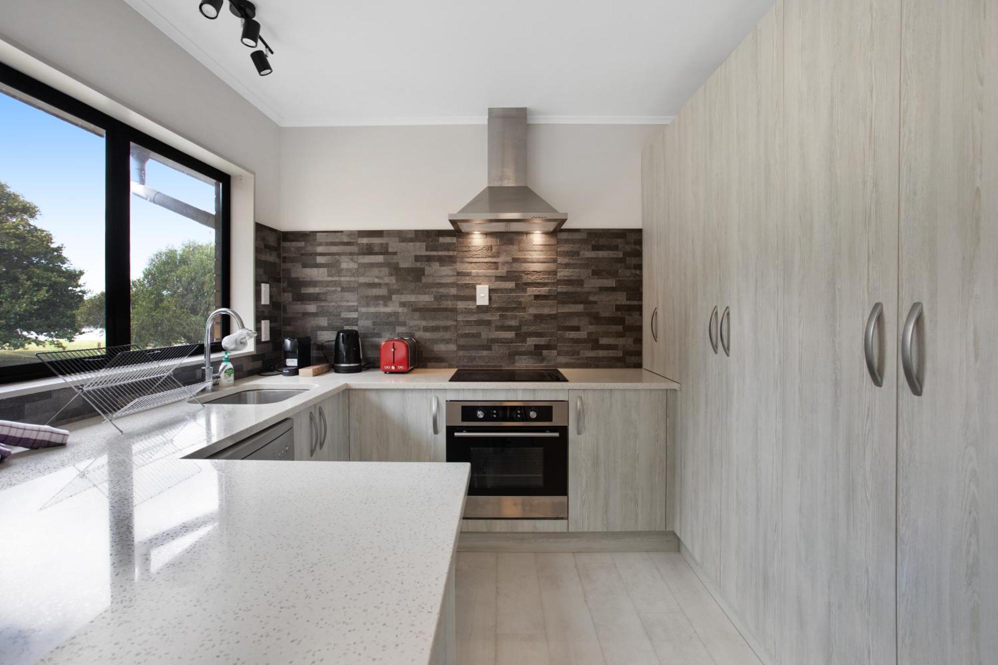Sunnyside Townhouse With Rumpus, Parking And Deck Holiday home *
