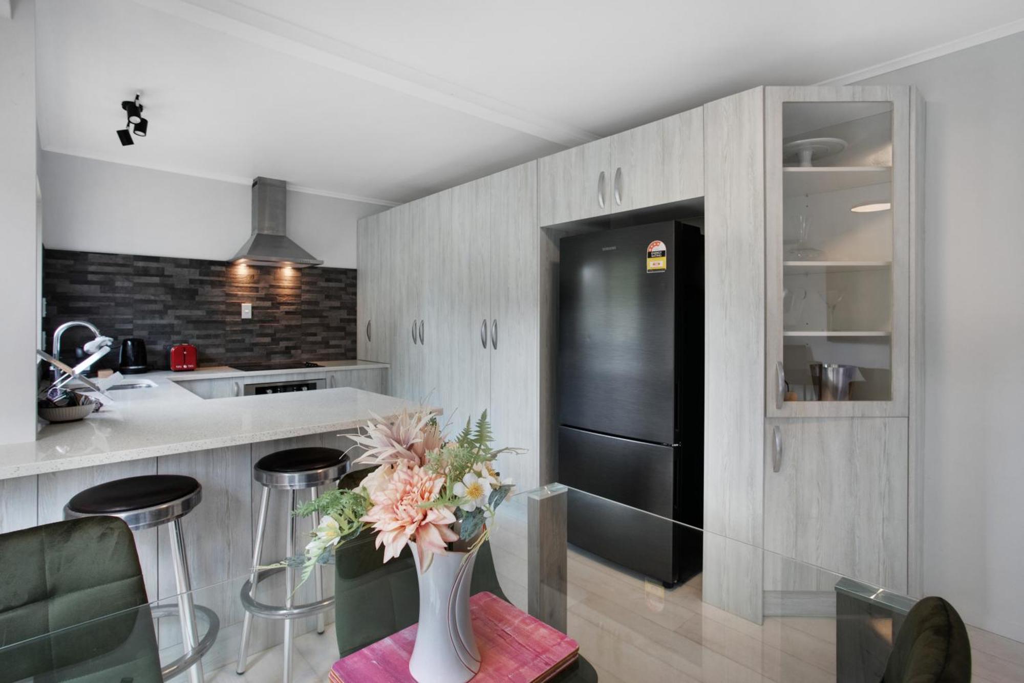Sunnyside Townhouse With Rumpus, Parking And Deck *